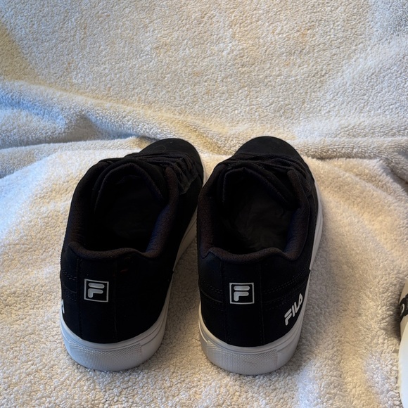 NWOT-Fila Classic Black and White Sneakers - Picture 7 of 11